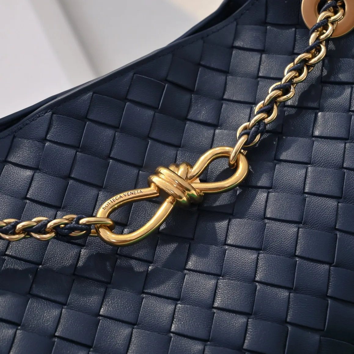 Batch 2460 BOTTEGA VENETA 2024 spring and summer new small ANDIAMO chain bag is also available! 🔥🔥I believe many friends have been waiting for a long time. The metallic chain adds a touch of sophistication to the original softness and elegance of Andiamo. The collision of classic craftsmanship and elegance creates a different kind of beauty. Style number: 6009 Size: 32*24*12cm